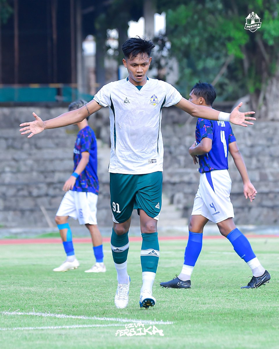 PersikaKraOffic's tweet photo. Terima kasih atas perjuangannya tak kenal menyerah sebelum peluit akhir berbunyi, penggawa! 👊
#PersikaKaranganyar #PersikaDay #BataviaFCVsPersika #Liga4Indonesia https://t.co/Lfw7dc5hIN