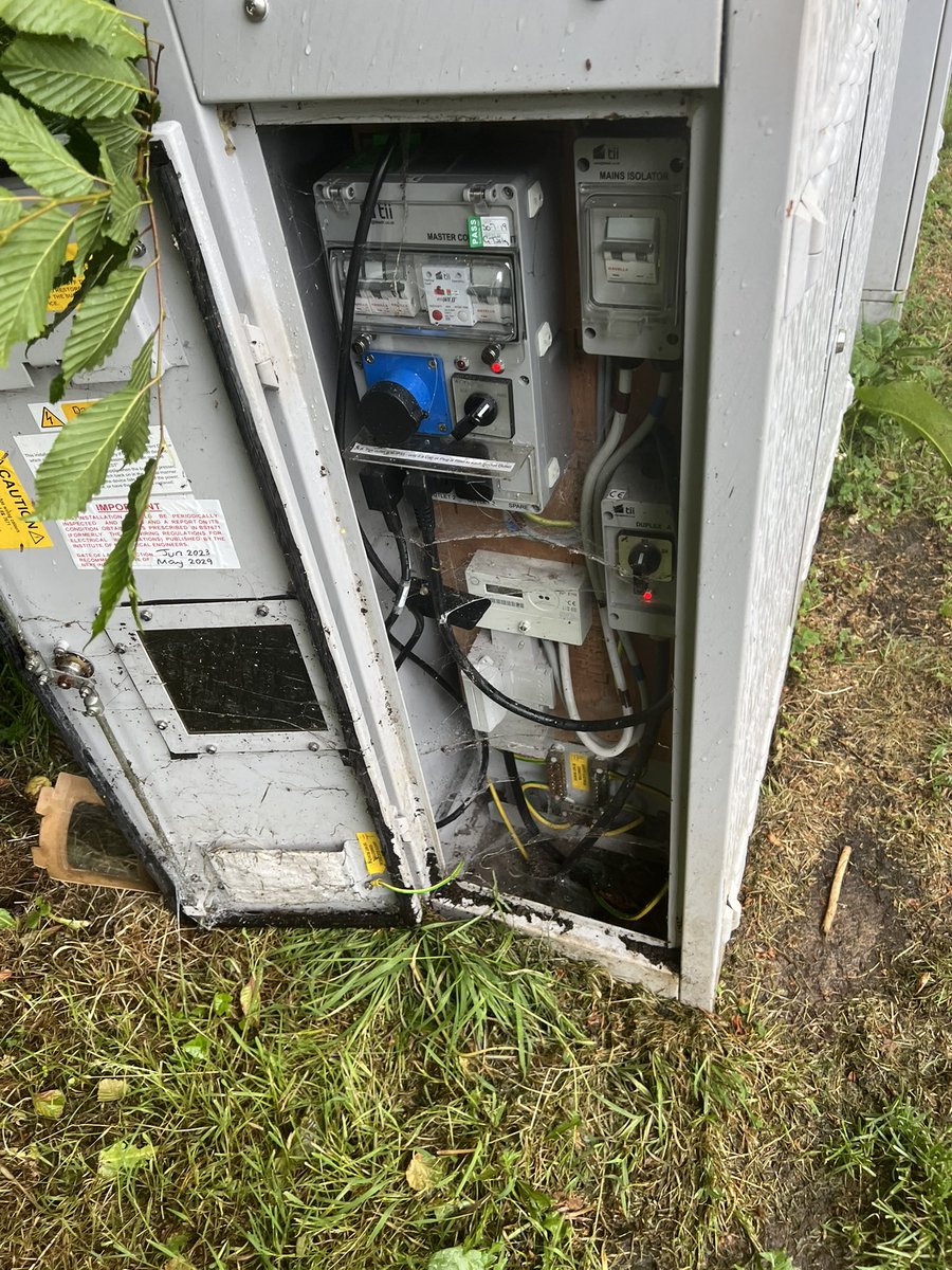 friendsofno6dis's tweet photo. @WeAreOpenreach @virginmedia Street Furniture Limetree Avenue Lisburn is this safe? https://t.co/vz4wn6vtLI