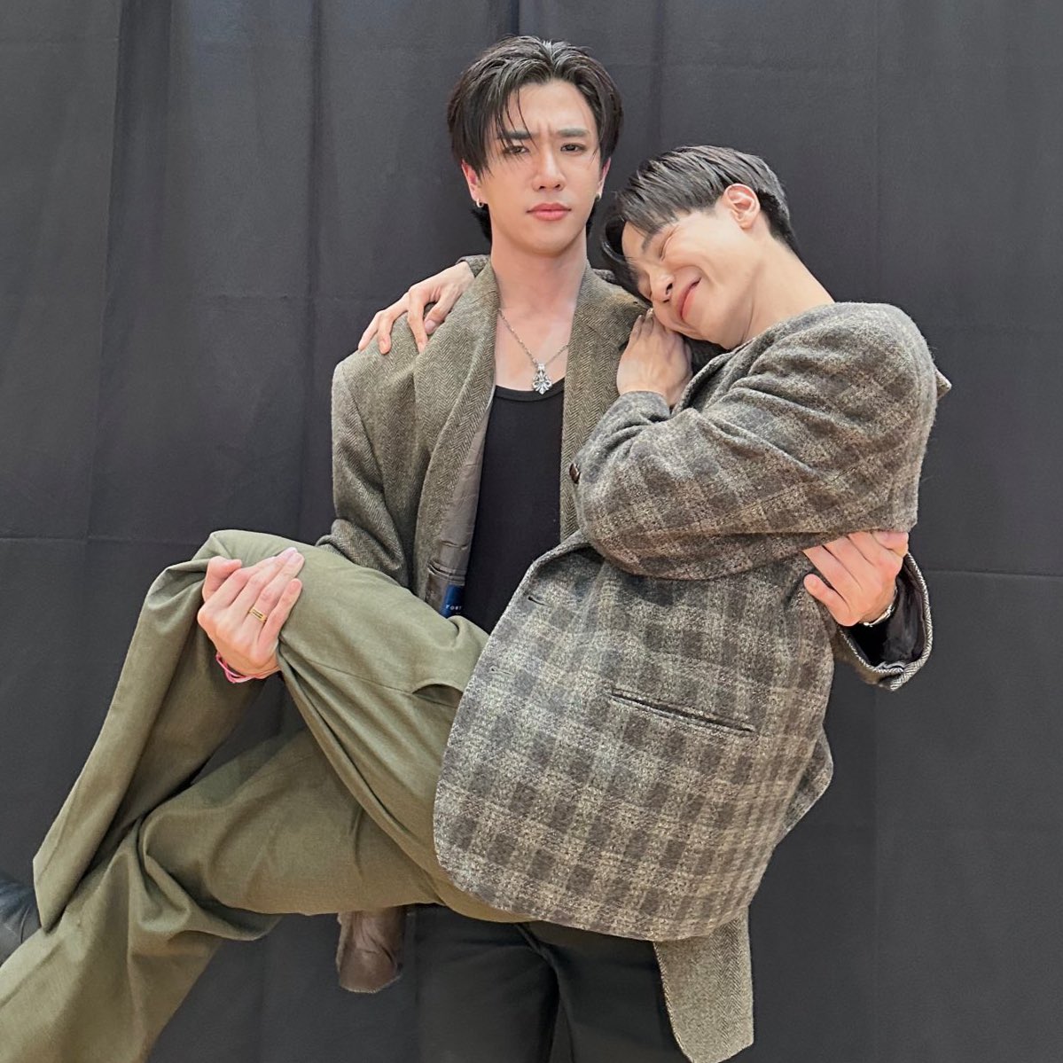 คือ สองคู่นี้เล่นอะไรกัน555555555555555