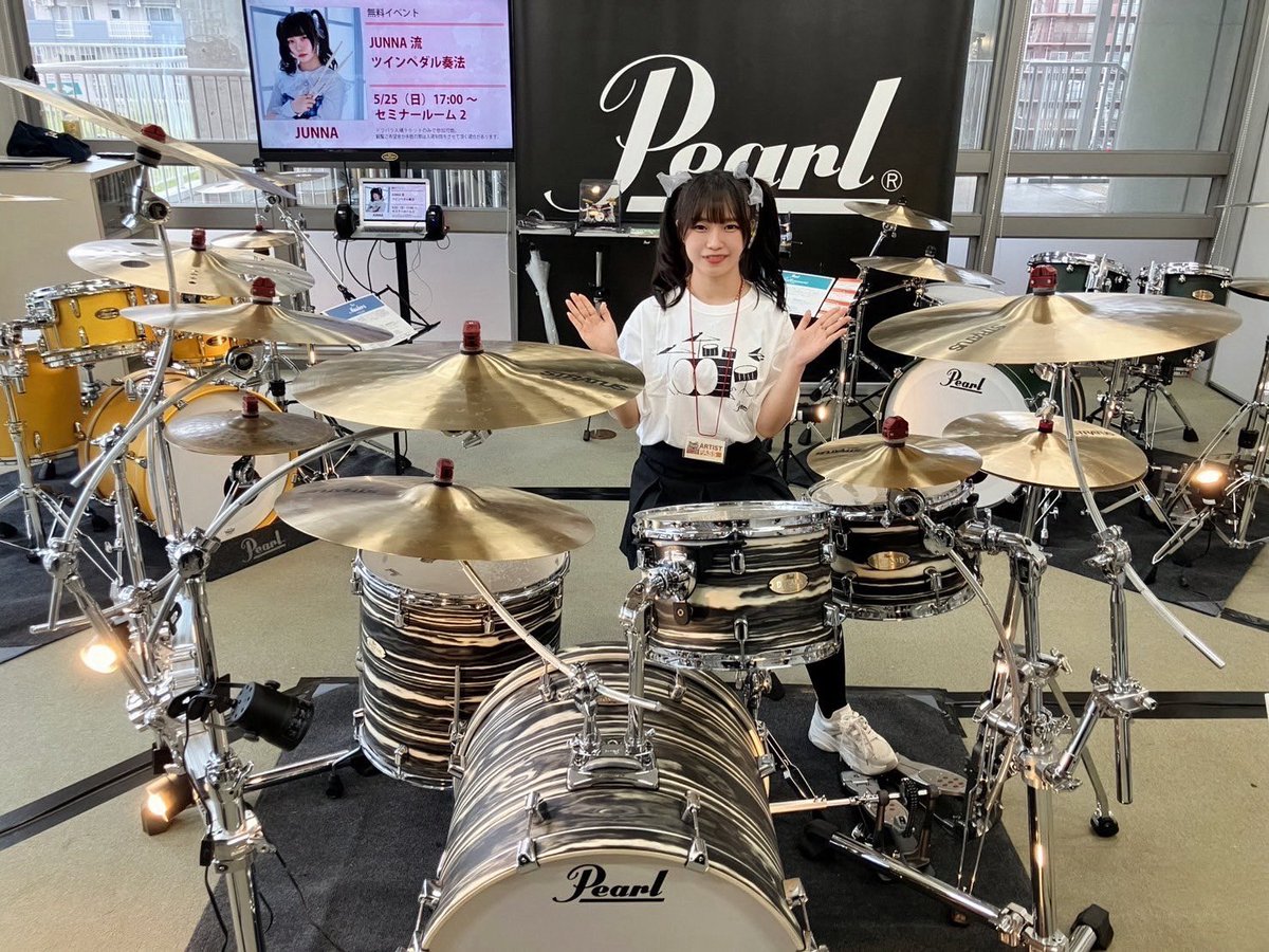 pearl_drum's tweet photo. #ドラパラ大阪2025 

「JUNNA流　ツインペダル奏法」 

JUNNAさんのパワフルなドラムプレイを間近に浴びることができ、ツインペダルの踏み方に関しても詳しいトークでとても充実したセミナーになりました⚡️

JUNNAさん、ご参加頂いた皆様、誠にありがとうございました✨

もちろんパールブースにも来ていただきました🥁