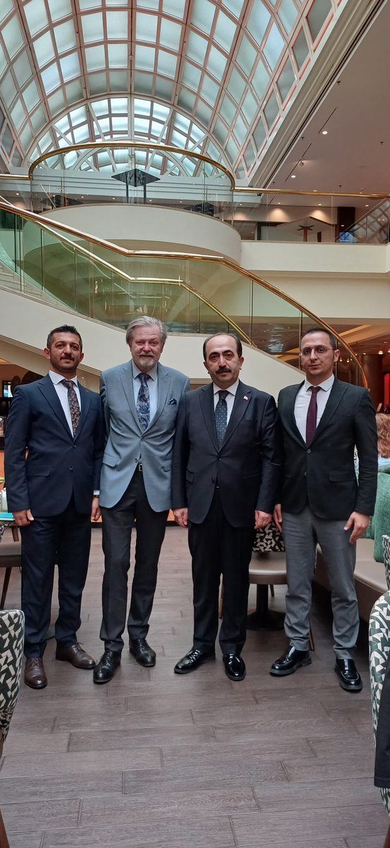 Kurumumuz tarafından düzenlenen konferans serisi kapsamında Viyana'da bulunan Türk Tarih Kurumu Başkanı Prof. Dr. Yüksel Özgen, Avusturya Ulusal Savunma Akademisinden Prof. Erwin Schmidl ile bir araya geldi. Görüşmede askerî tarih alanındaki iş birliği imkânları ele alındı.