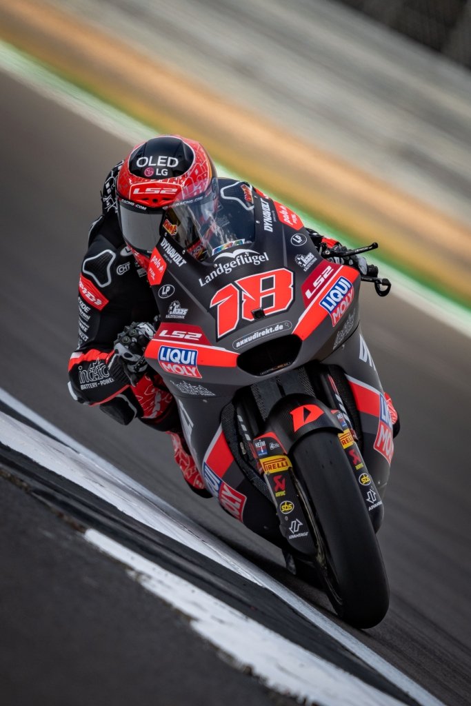 Una caída dejó sin opciones a <a href="/18ManuGonzalez/">Manuel Gonzalez Simon</a> en el #BritishGP, su primer abandono en la temporada 2025 de #Moto2. A pesar de ello sigue líder del campeonato. ¡Mucha fuerza! 💪  #LifesGood