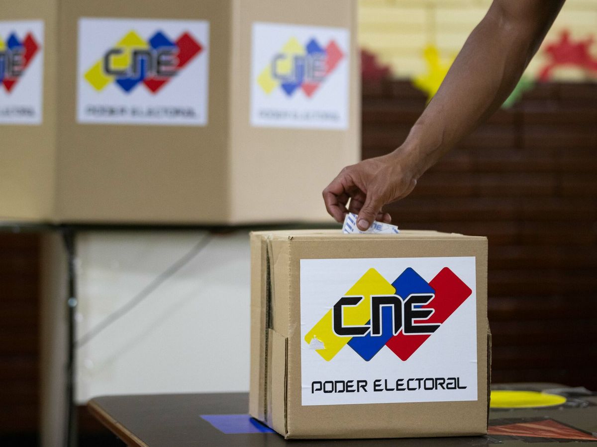 Hoy, Venezuela celebra elecciones de Parlamentarios y de Gobernadores. En la jornada democrática y participativa el pueblo elegirá: 285 Diputados de la Asamblea Nacional, 24 gobernadores y 260 legisladores de los Consejos Legislativos Estadales.
#Elecciones25M