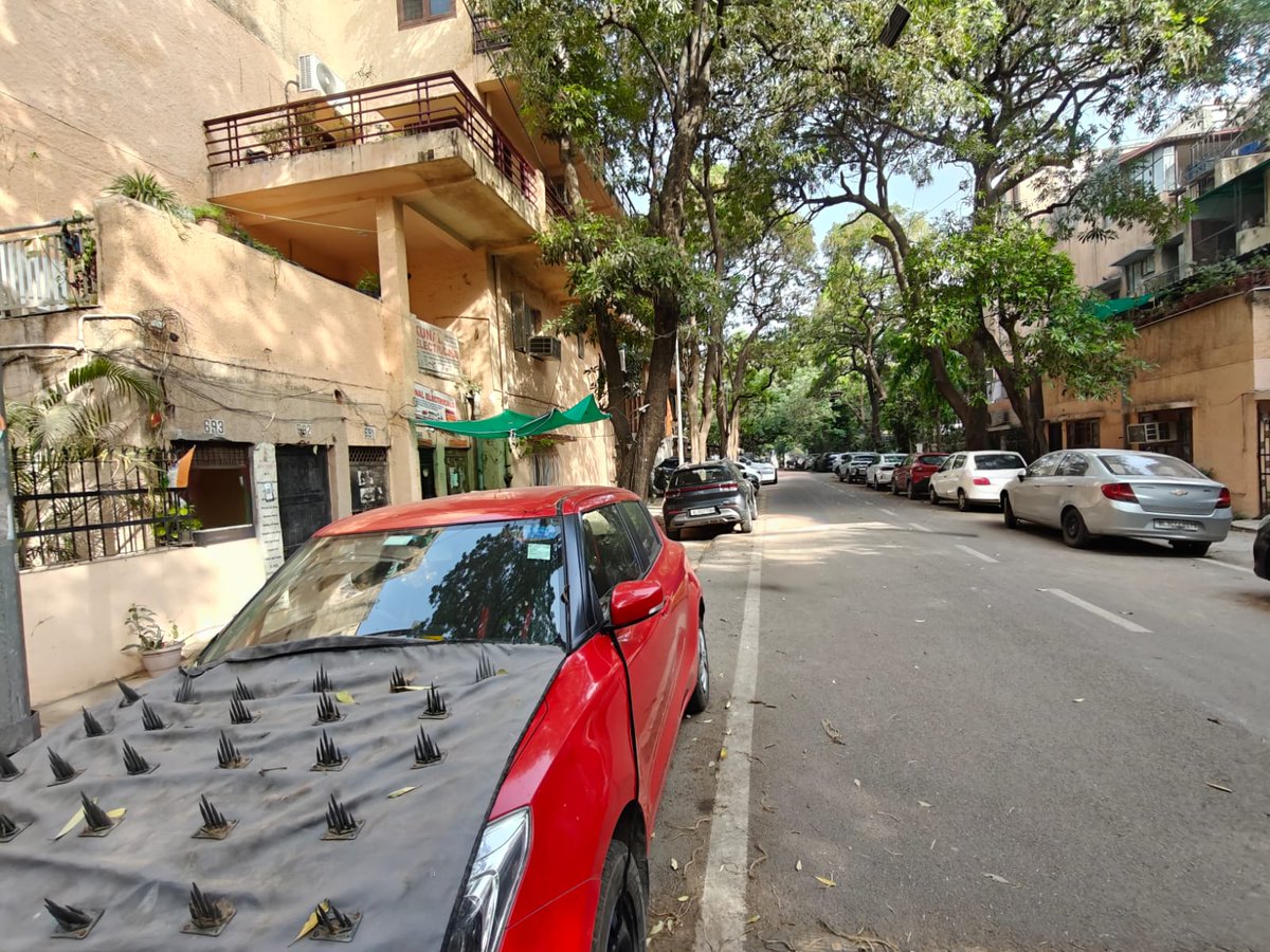 #NeighbourhoodWalks: increased sightings of cars fitted with spike strips,just to keep dogs off.

Let that sink in. Cars encroaching public space/footpaths now come armed to keep animals away.Says a lot about who we’re becoming &amp; our cities too.

We need cities that are kind!🙏🏿❤️