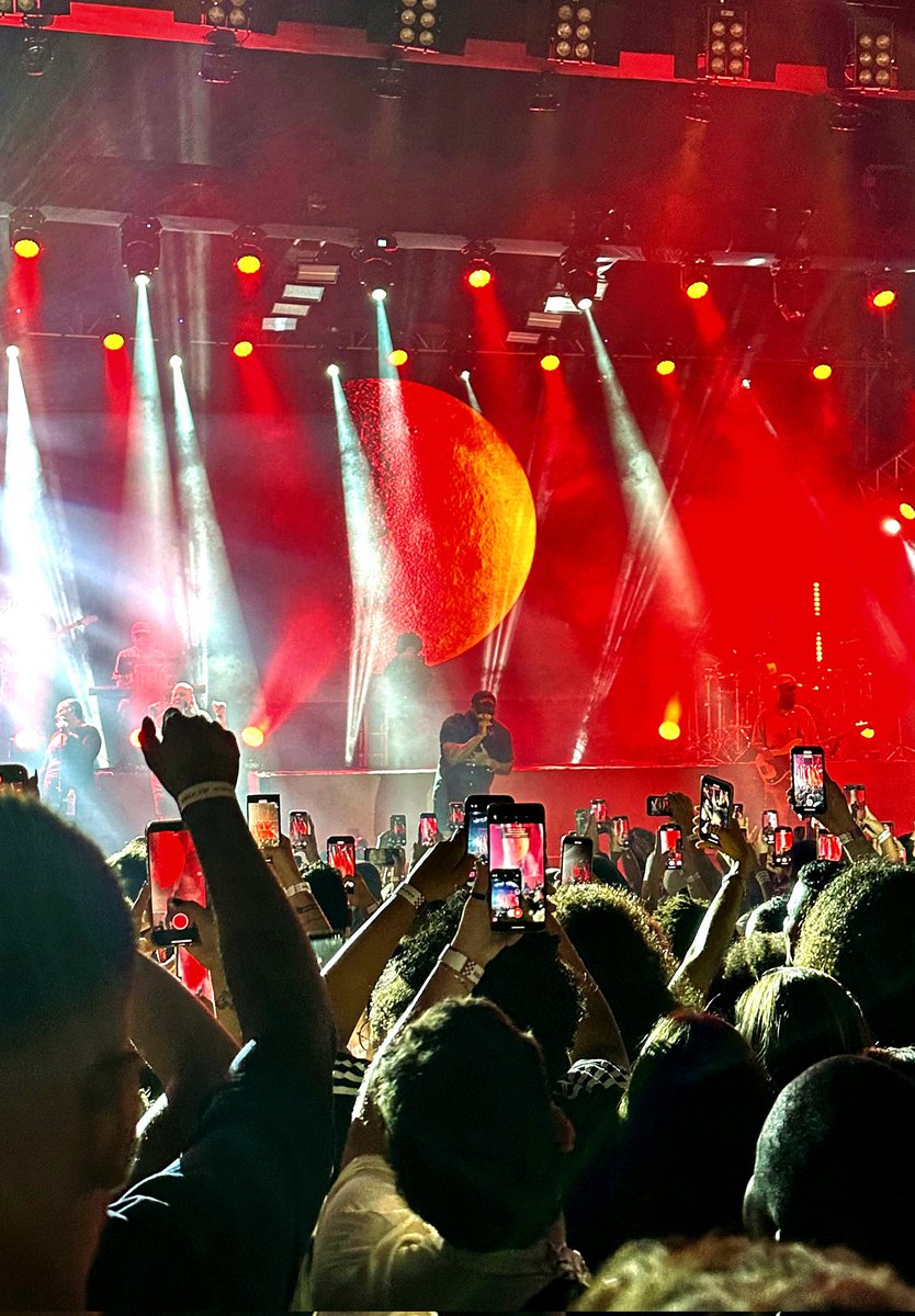 leviteikk's tweet photo. pqp que show foda do krl 😻 https://t.co/6YvePcnume