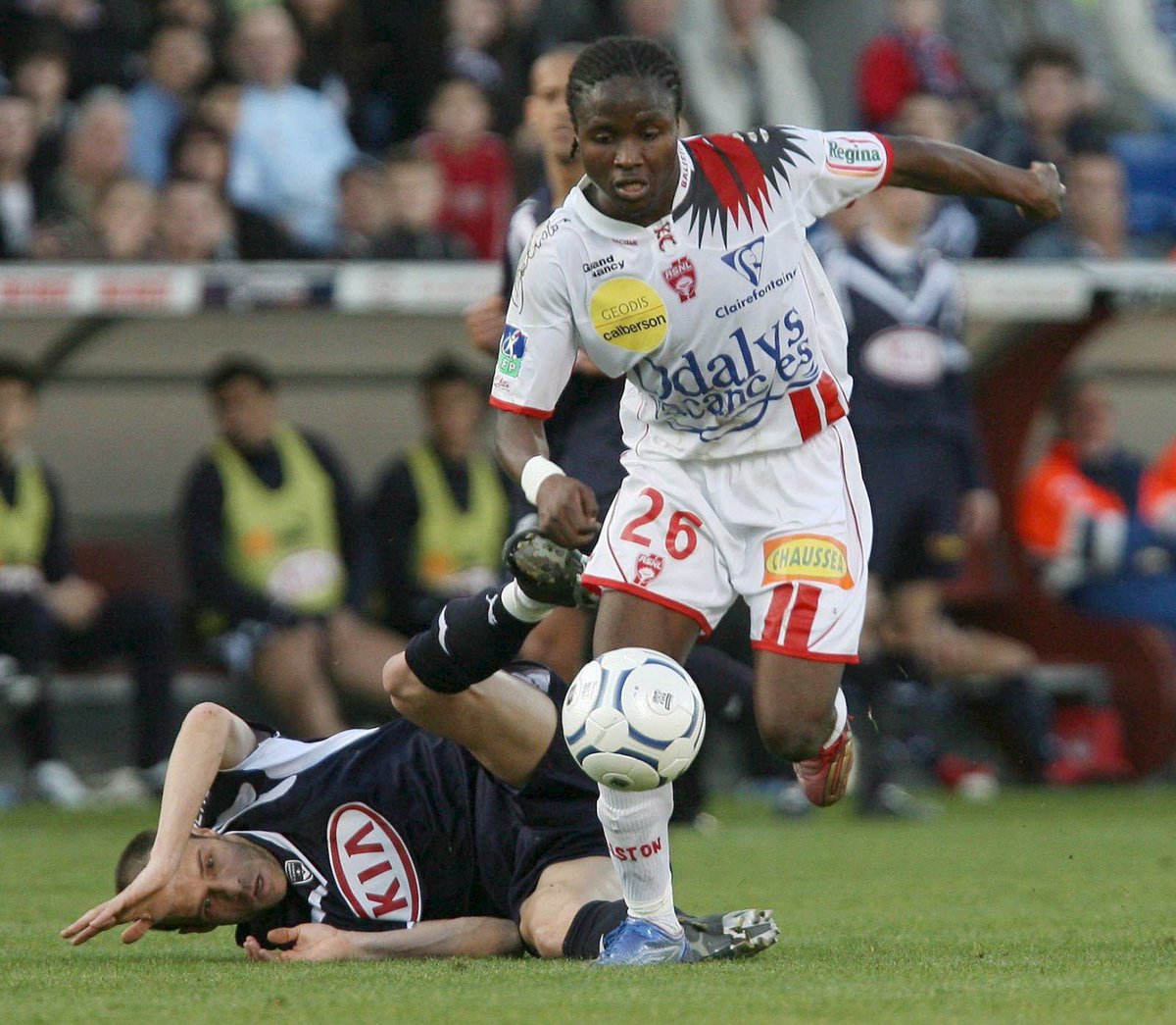 StatsPicot's tweet photo. 📊Landry N'Guemo avec @asnlofficiel toutes compétitions confondues :
👕148 matchs (4 buts) de 2005 à 2009 et en 2010/11
➡️127 matchs en Ligue 1 (4 buts)
➡️9 matchs en Coupe de la Ligue
➡️8 matchs en Coupe de l'UEFA
➡️4 matchs en Coupe de France
#ASNL #ASNLForEver #Hommage 🙏 https://t.co/oeGoZeNH0u