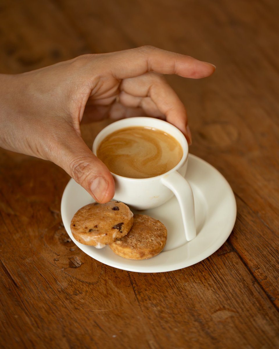 cafe_no_ma's tweet photo. 照明は、光源が見えず、調光できるものを選ぶようにしています。

IKEAのこの照明は気に入って2つ目。
ホワイトに続いて、赤みのある光がやわらかなイエローも迎えました。

少し気分を変えたいときに、ちょうどいいあかり。
#IKEA #コーヒーのある暮らし https://t.co/hp90eZJbT9