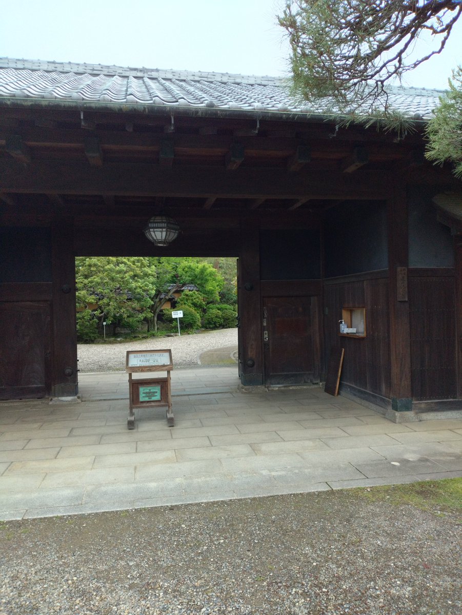 tadatoshi_DQX's tweet image. 遠山記念館に潜入!
鬼滅の刃の蝶屋敷のモデルになった建物だとか
日本画目的に行ってみたが残念ながら美術館は休館
かわりに建物内部を見学してみた
内部は想像以上に広く
動線はしっかりしているのになぜか迷宮のようにかんじる
畳に座るとなぜかここから動きたくないわ~っておもってしまうわ