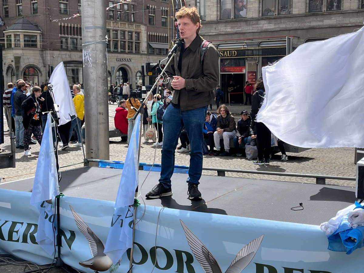 EZAZ radio moddergat (@ezaz_nl) on Twitter photo Vredesdemonstratie in Amsterdam met Ab Gieteling, Kees van der Pijl en Sjoerd de Groot, volgende keer gast in Narrentief.
<a href="/KeesvdPijl1/">Kees van der Pijl</a> <a href="/AbGietelink/">Ab Gietelink</a> <a href="/VolkerenVoorVre/">Volkeren Voor Vrede</a> Vredesdemonstratie in Amsterdam met Ab Gieteling, Kees van der Pijl en Sjoerd de Groot, volgende keer gast in Narrentief.
<a href="/KeesvdPijl1/">Kees van der Pijl</a> <a href="/AbGietelink/">Ab Gietelink</a> <a href="/VolkerenVoorVre/">Volkeren Voor Vrede</a>