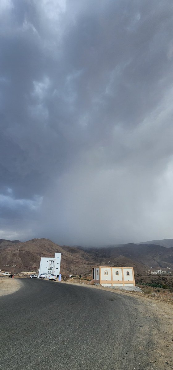 ماشاءالله رعود لا تفصل من خلية نشطة حالياً في وادي بني غافر بولاية #الرستاق والرادار يرصدها خلية بردية 😍⛈️
بداية خير لموسم جبال الحجر ⛈️