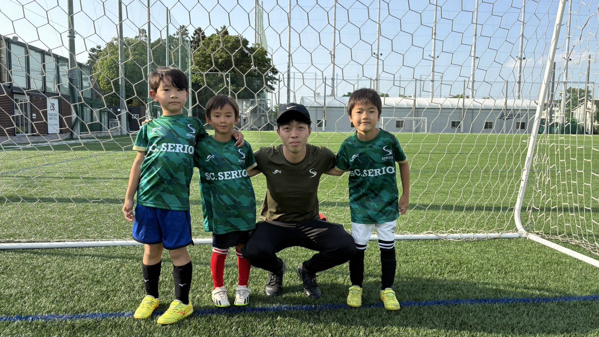 SCSERIOS's tweet image. 【スクールユニフォーム公開】

セリオスサッカースクールのユニフォームが届きました。
チームカラーの緑を身にまとい、子どもたちがサッカーを楽しみながら大きく成長してくれることを、一同心より願います。
※現在、一部のクラスは定員に達しております。体験やご入会をご希望の方は、お早めに。