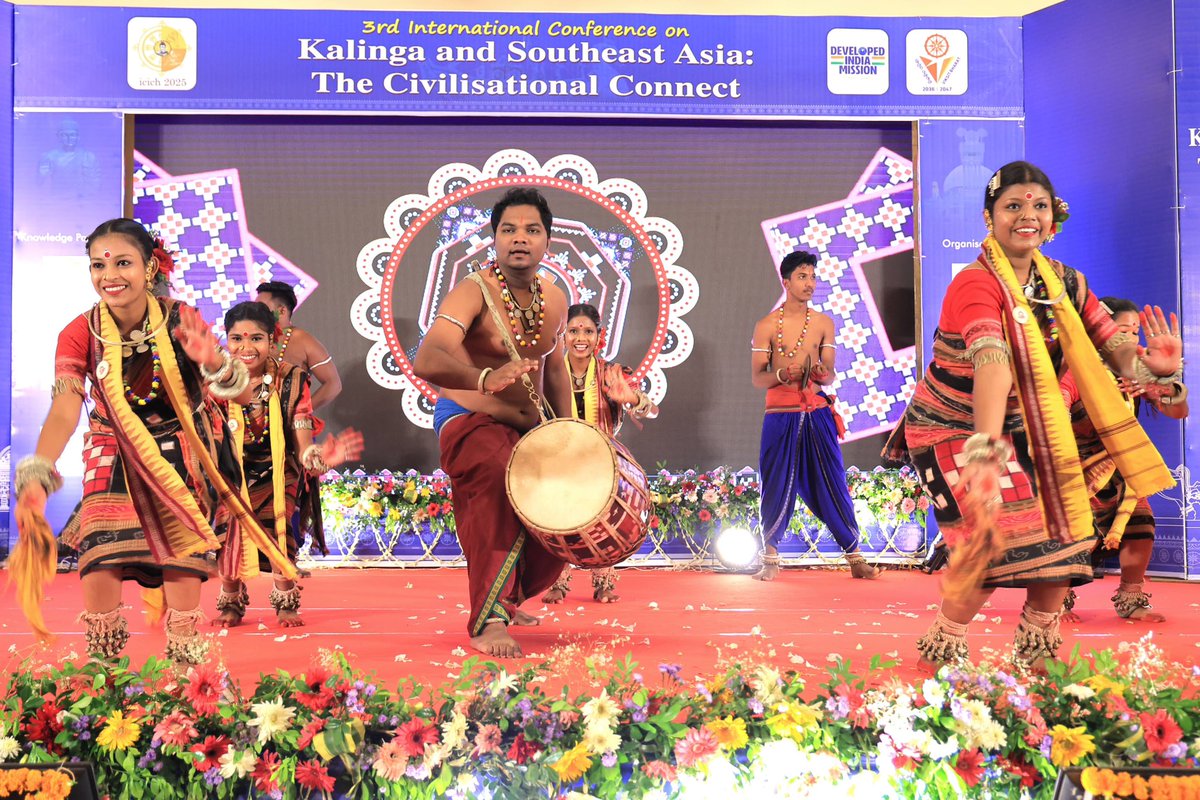 Culturedeptt's tweet photo. "କଳିଙ୍ଗ ଓ ଦକ୍ଷିଣ-ପୂର୍ବ ଏସୀୟ ରାଷ୍ଟ୍ରର ସଭ୍ୟତାଗତ ସଂଯୋଗ" ଶୀର୍ଷକ ଉପରେ ଆୟୋଜିତ ହେଉଥିବା ଅନ୍ତର୍ଜାତୀୟ ସମ୍ମିଳନୀରେ ଓଡ଼ିଶାର ଶାସ୍ତ୍ରୀୟ ଏବଂ ଲୋକନୃତ୍ୟ ପରିବେଷଣ କରାଯାଇଥିଲା।
#Odisha #Culture #KalingaCalling https://t.co/JmcLGv4NVl