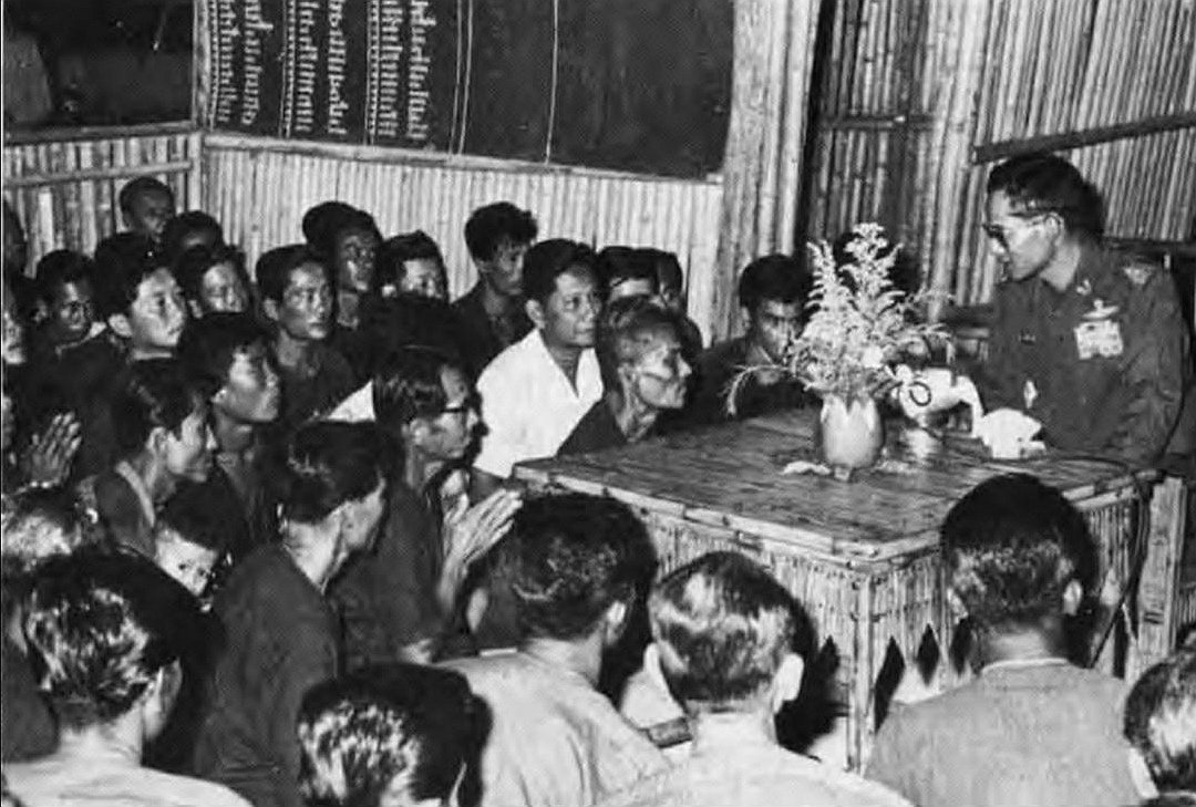 วันนี้​เมื่อ​ ๕๕ ปี​ที่แล้ว​👑💛
 ๒๕ พฤษภาคม พ.ศ. ๒๕๑๓

ในหลวง​ รัชกา​ลที่​ ๙​ เสด็จฯ ไปยังหมู่บ้านตัวอย่างโครงการไทย-อิสราเอล เพื่อพัฒนาชนบท ตำบลเขาใหญ่ อำเภอชะอำ จังหวัดเพชรบุรี ทรงมีพระราชปฏิสันถารกับราษฎรที่มาเฝ้าฯ รับเสด็จอย่างใกล้ชิด
#เรารักสถาบันพระมหากษัตริย์