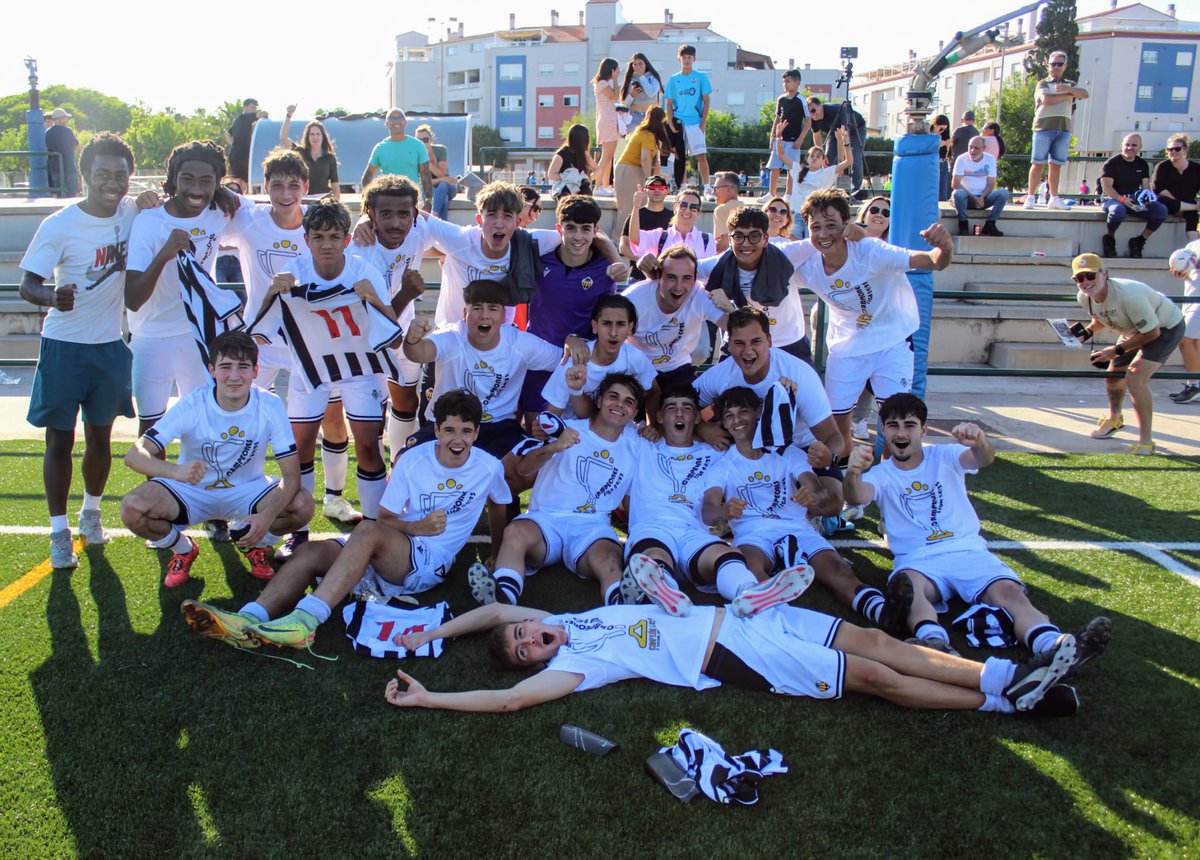 _pablogg_'s tweet photo. ¡Estos chicos se lo han merecido más que nadie!

Felices porque el Juvenil C de la @CDCS_Academy vuelve y lo hace con una liga y un ascenso debajo del brazo. Nos hemos divertido en cada paso y hemos disfrutado de un grupo humano maravilloso. Afortunado por el camino recorrido. https://t.co/soF33zMG0i