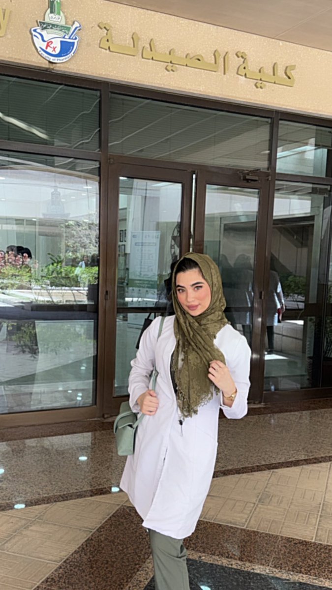 Thorayatimraz's tweet photo. Officially a senior 🎓 https://t.co/o2XHYZE7GZ