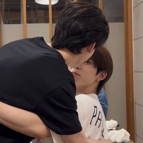 imkaimo's tweet photo. yall have to realize how crazy this was during bluetooth era, por even said he tripped that’s why hes in tee’s arms  https://t.co/iTJ0wVonsS