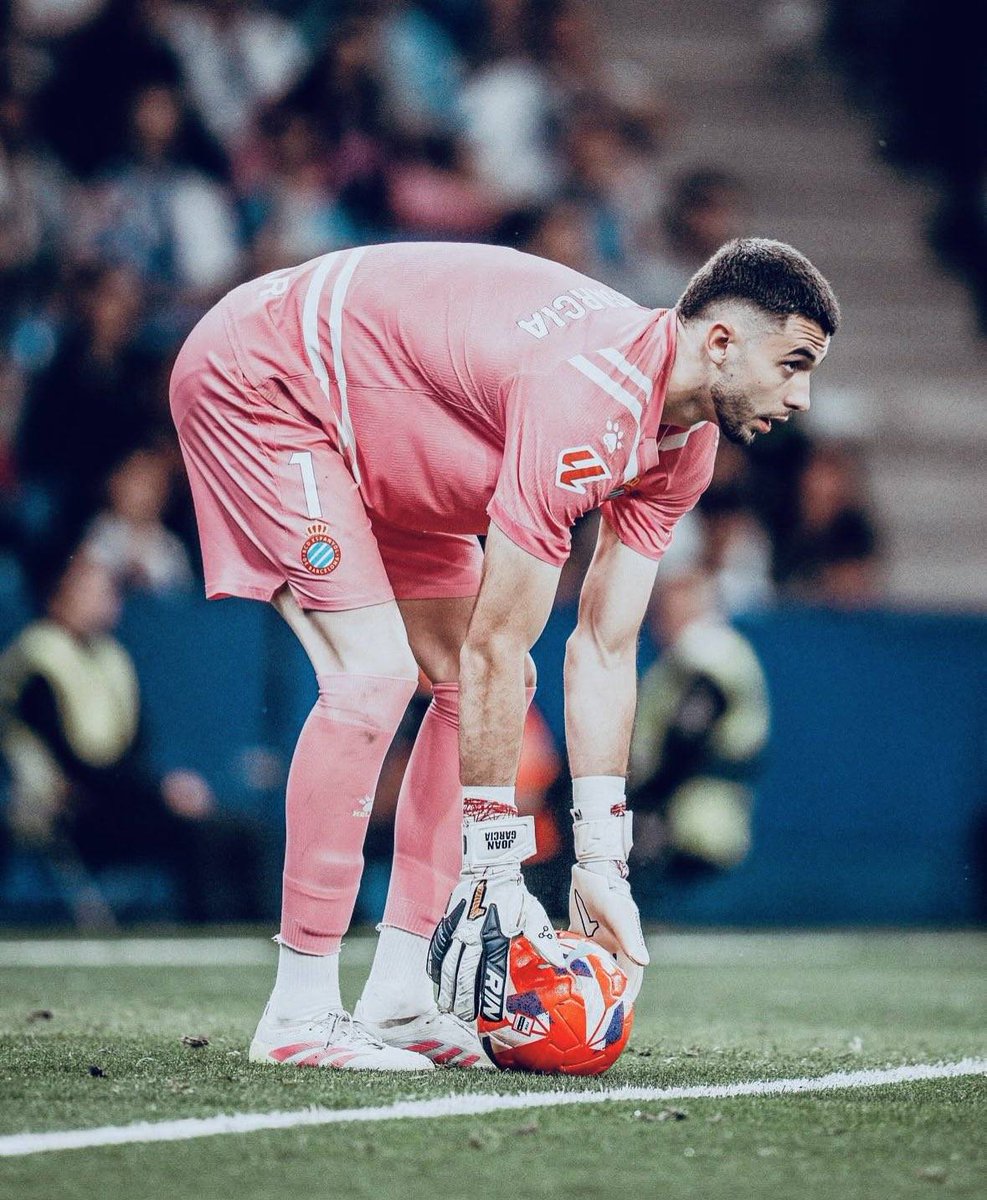 🚨🎖️| Deco and Flick both agree on the importance of signing a top-quality goalkeeper, especially now that the player has decided to leave his current club and is available at a very appealing price, with a release clause of just €25M. [<a href="/ffpolo/">Fernando Polo</a>] #fcblive 🔥