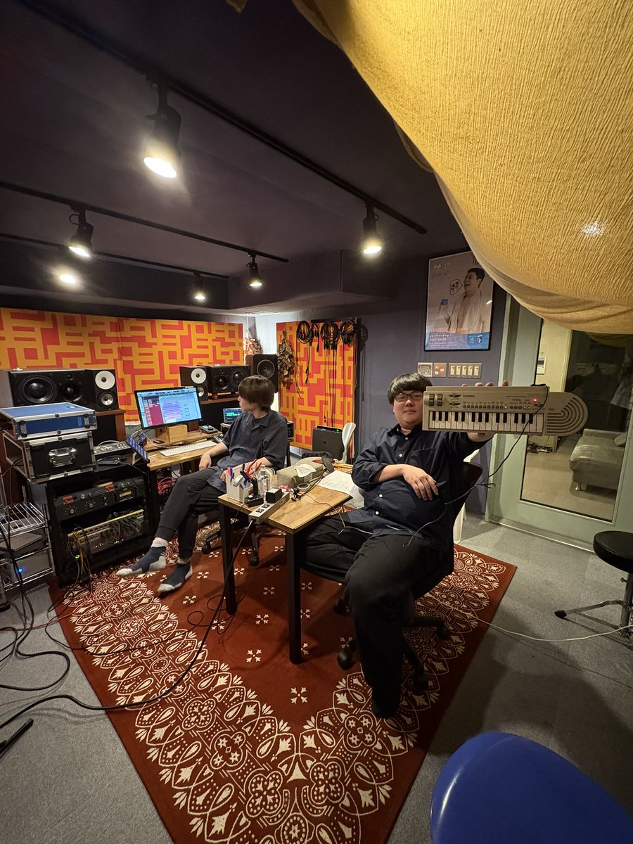 きょうはボーカル録ってます！
がんばるゾヽ(´o｀；
（タニ）