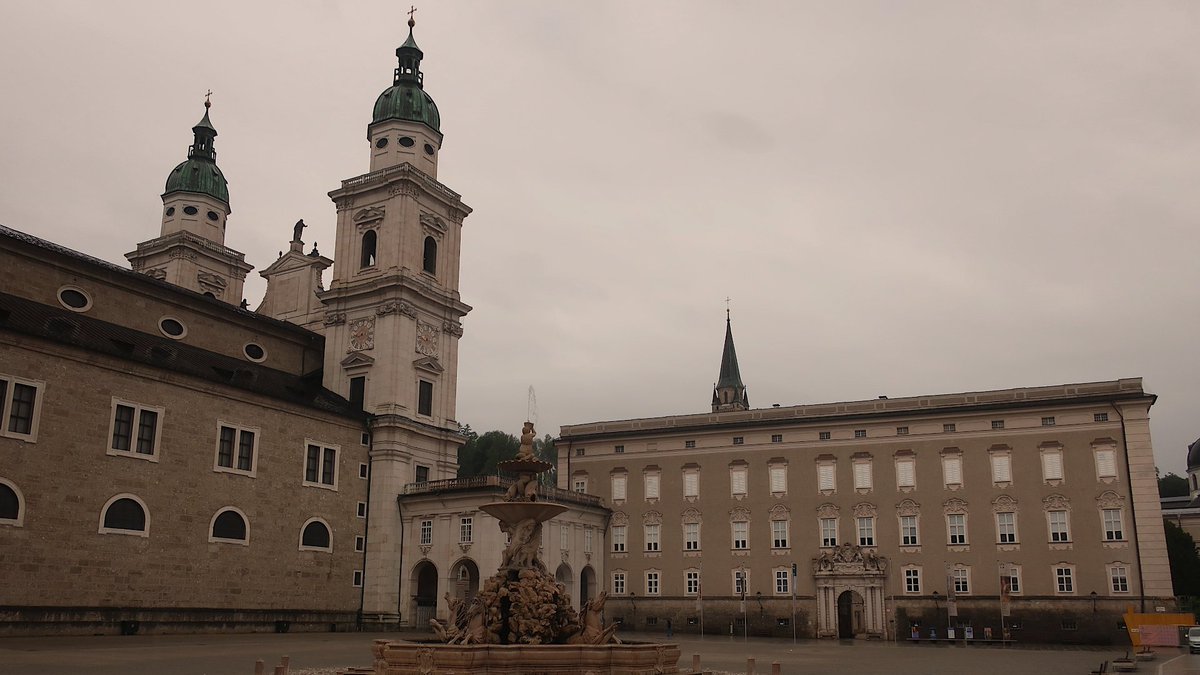 Ich war heute am frühen Vormittag im Zentrum von Salzburg und durch die eher frühe Uhrzeit aber auch durch den Regen war es angenehm leer.
#Salzburg 
Mehr Fotos: claudia.co.at/sbg/ein-regner…
claudia.co.at/sbg/ein-regner…