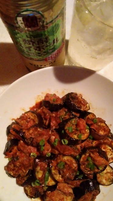 きっこ (@kikko_no_blog) on Twitter photo 出張で疲れたので今夜は手抜き料理で競馬の祝杯!サバの味噌煮缶を開けたら割り箸でサバの身をグチャグチャに潰し、大さじ1杯のミリンとお好みの量の豆板醤を加える。ナス5本を1センチの輪切りにして細火で8割ほど炒め、サバ缶をドバッと加えて仕上げる「ナスのサバ味噌缶炒め」降臨♪ 出張で疲れたので今夜は手抜き料理で競馬の祝杯!サバの味噌煮缶を開けたら割り箸でサバの身をグチャグチャに潰し、大さじ1杯のミリンとお好みの量の豆板醤を加える。ナス5本を1センチの輪切りにして細火で8割ほど炒め、サバ缶をドバッと加えて仕上げる「ナスのサバ味噌缶炒め」降臨♪