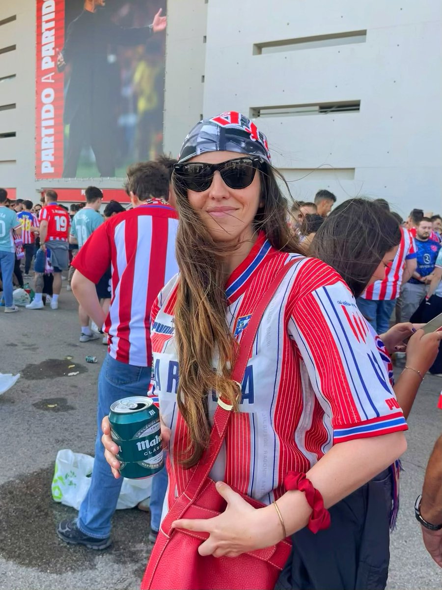 Somos de un equipo por lo que sucede fuera de él. Soy del #Atleti porque es la forma de recordar a mis padres jóvenes, bellos y enamorados celebrando que el 25 de mayo de 1996 fue posible el Doblete. 29 años después, un colchonero me ha hecho esta foto mientras solo le miro a él