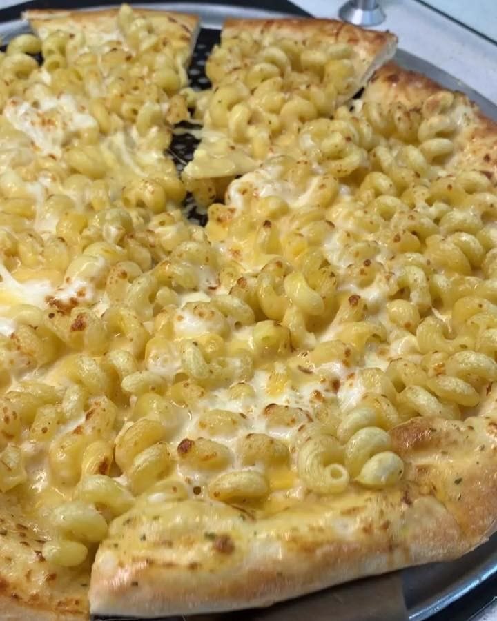 Be honest, would you eat this Mac &amp; Cheese Pizza…

Yes or No? 🤔
