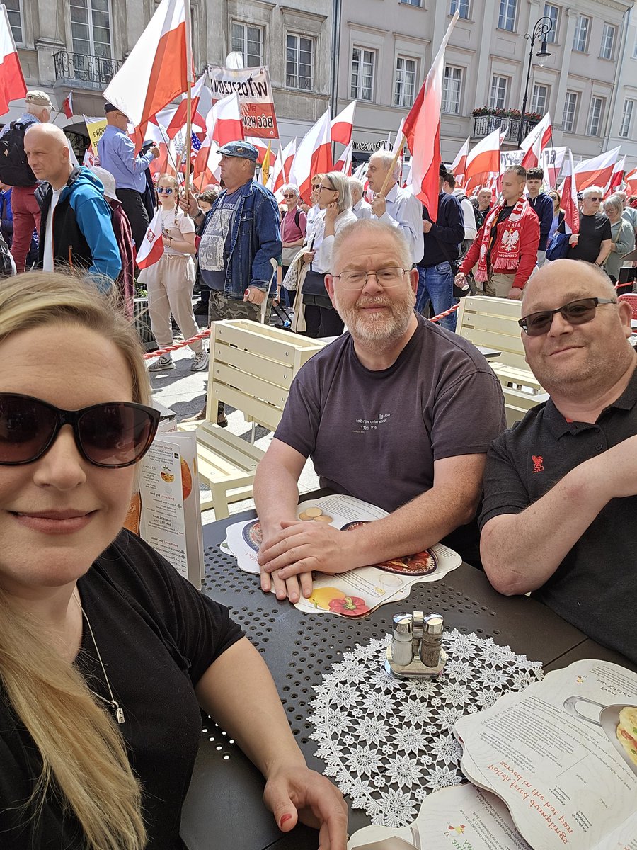 WW2girl1944's tweet image. Trying to tour guide and eat lunch while @NawrockiKn &amp;amp; @trzaskowski_ have their marches...... watching the endless sea of Polish flags. Taking politics out of this, it is nice to see Polish flags out on the street.
#TourGuide