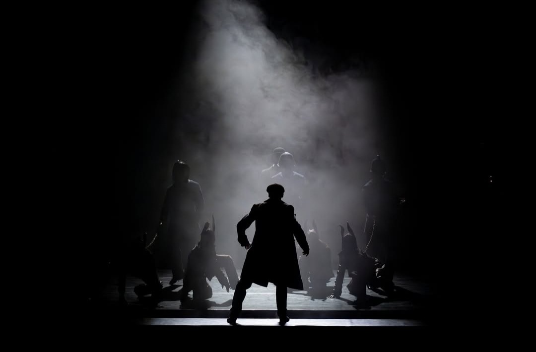 gsabraham81's tweet image. Blimey this was soooo good last night! Was it a dance show or gig? No, it was both! #TheRedemptionOfThomasShelby performed through famtastic choreography from Ramberts Benoit Swan Pouffer and a live on-stage band. Dark, sexy and stylish. Loved it! ๐๐๐ธ๐ค #PeakyBlinders