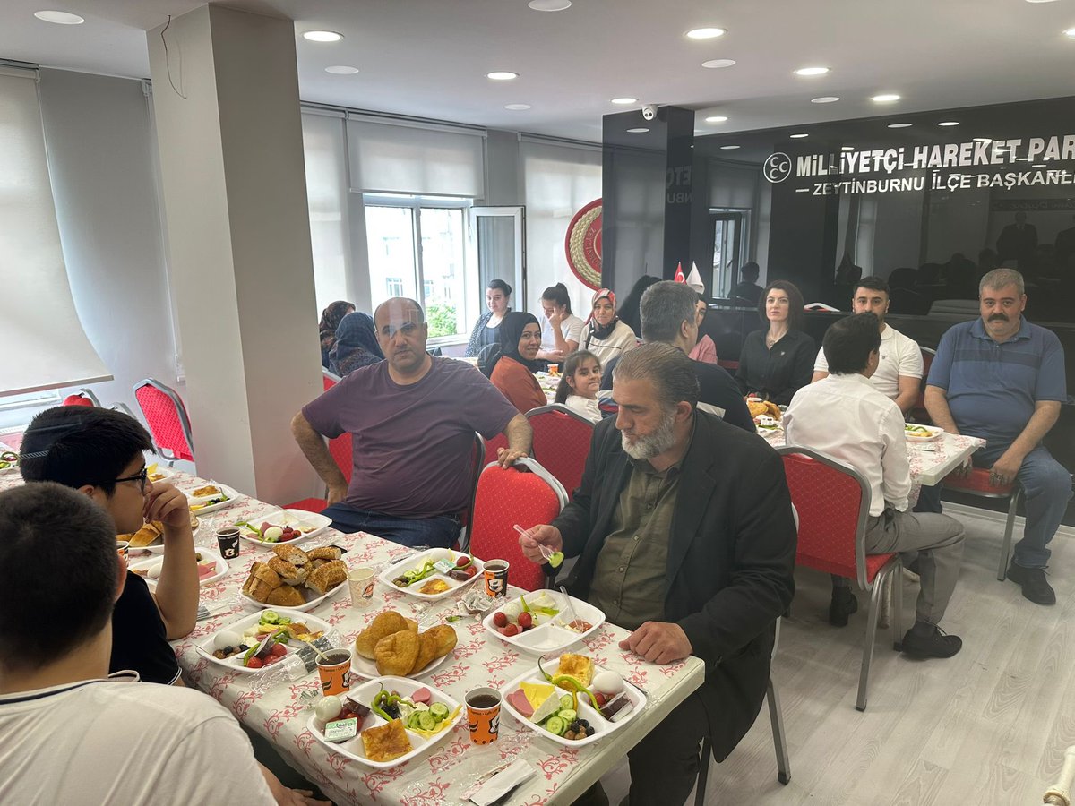 Milliyetçi Hareket Partisi Zeytinburnu İlçe Başkanlığı olarak, Mahalle Teşkilatları İstişare Programlarımız kapsamında Telsiz Mahallesi Teşkilatımızla ilçe teşkilatımızda düzenlediğimiz kahvaltı programıyla bir araya geldik.
