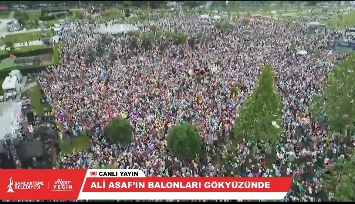 Mutluluğunu paylaşmak isteyen bir baba ve toplum... Çok hoş çok güzel bir etkinlik olmuş.