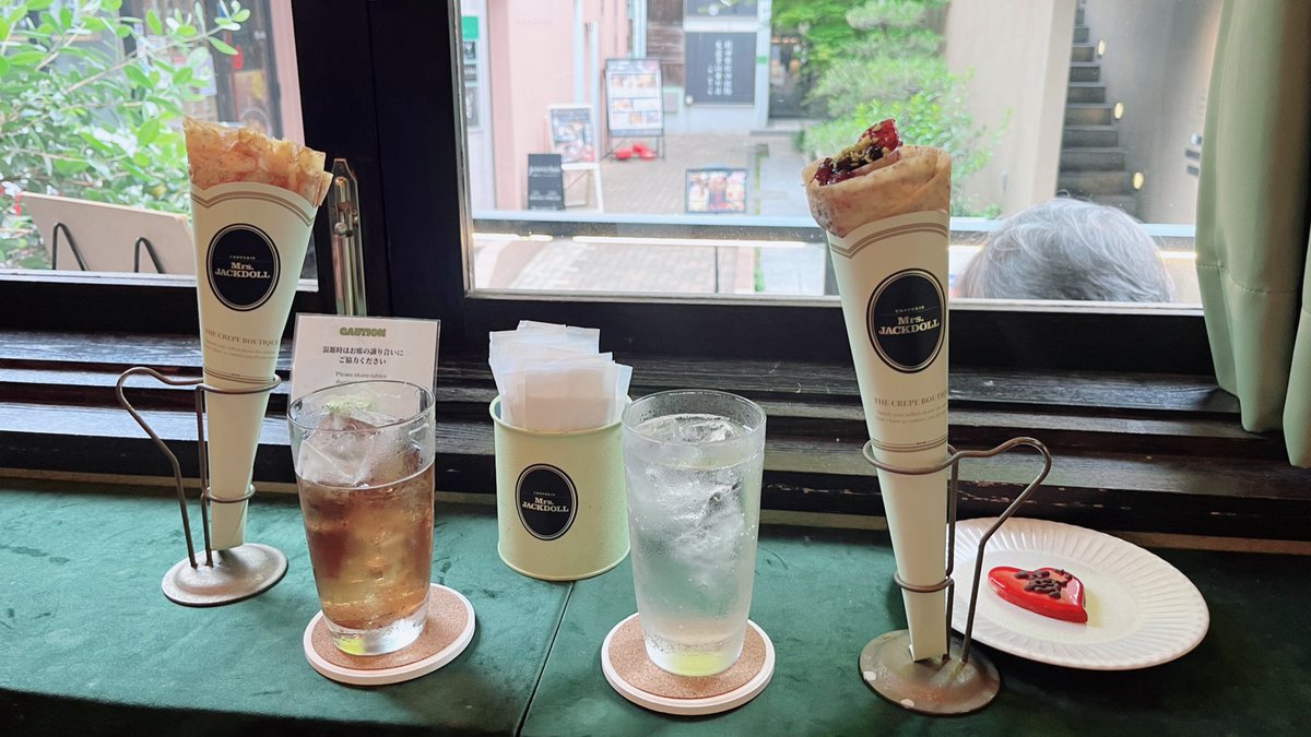 aiakizuki's tweet photo. 🎀ロリータさんおすすめカフェ🎀
神楽坂のMrs.JACKDOLLは大人なクレープ屋さん💕
店内はミントグリーンを基調としたかわいい内装🍃
クレープは
🍓苺と黒すぐり
🍎焼きりんごとミルフィーユ
などの凝った味ばかり
別売りのクッキーには好きな言葉を書いてもらえます🍪
#mrsjackdoll https://t.co/VQyqwyNsB8