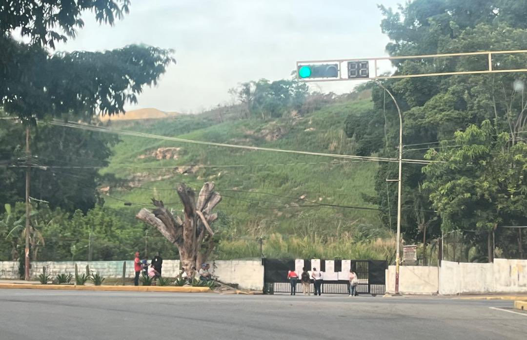 DIFUNDELOYA's tweet photo. ¡#ULTIMAHORA! 🚨

Cobertura Especial | #Farsa2025 🇻🇪

#25Mayo Inicia la farsa electoral pero sin gente. 

Así  está el Julio Morales Lara en MBI y  El República de México en Girardot, Estado Aragua. 

¡NO HAY NADIE VOTANDO! ❌ https://t.co/UcswyHG20b