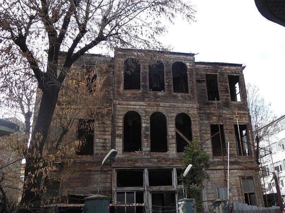 Bir dönem İttihat ve Terakki Cemiyeti'nin genel merkezi olarak kullanılmış, işgâl yıllarında İngiliz karargâhı görevi görmüş, 1924-2004 yılları arası Cumhuriyet Gazetesi'ne ev sahipliği yapmış olan Pembe Köşk (İstanbul/Cağaloğlu). 2019 yılında yıkılarak otoparka çevrilmiştir.