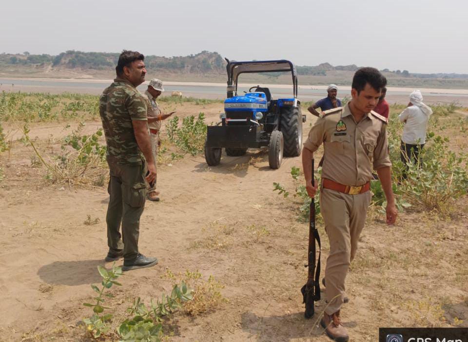 आगरा चंबल नदी के बीच होकर गुजरने वाले ट्रैक्टर ट्रॉली पर वन विभाग की कार्रवाई 

वन विभाग के वार्डन और रेंजर बाह के नेतृत्व में वन कर्मियों के ने चार ट्रैक्टरों को पकड़ा 

पकड़े गए ट्रैक्टर ट्रॉलियों को वन कार्यालय पर खड़ा कर वन अधिनियम के तहत सीज कर कार्रवाई 

थाना पिनाहट क्षेत
