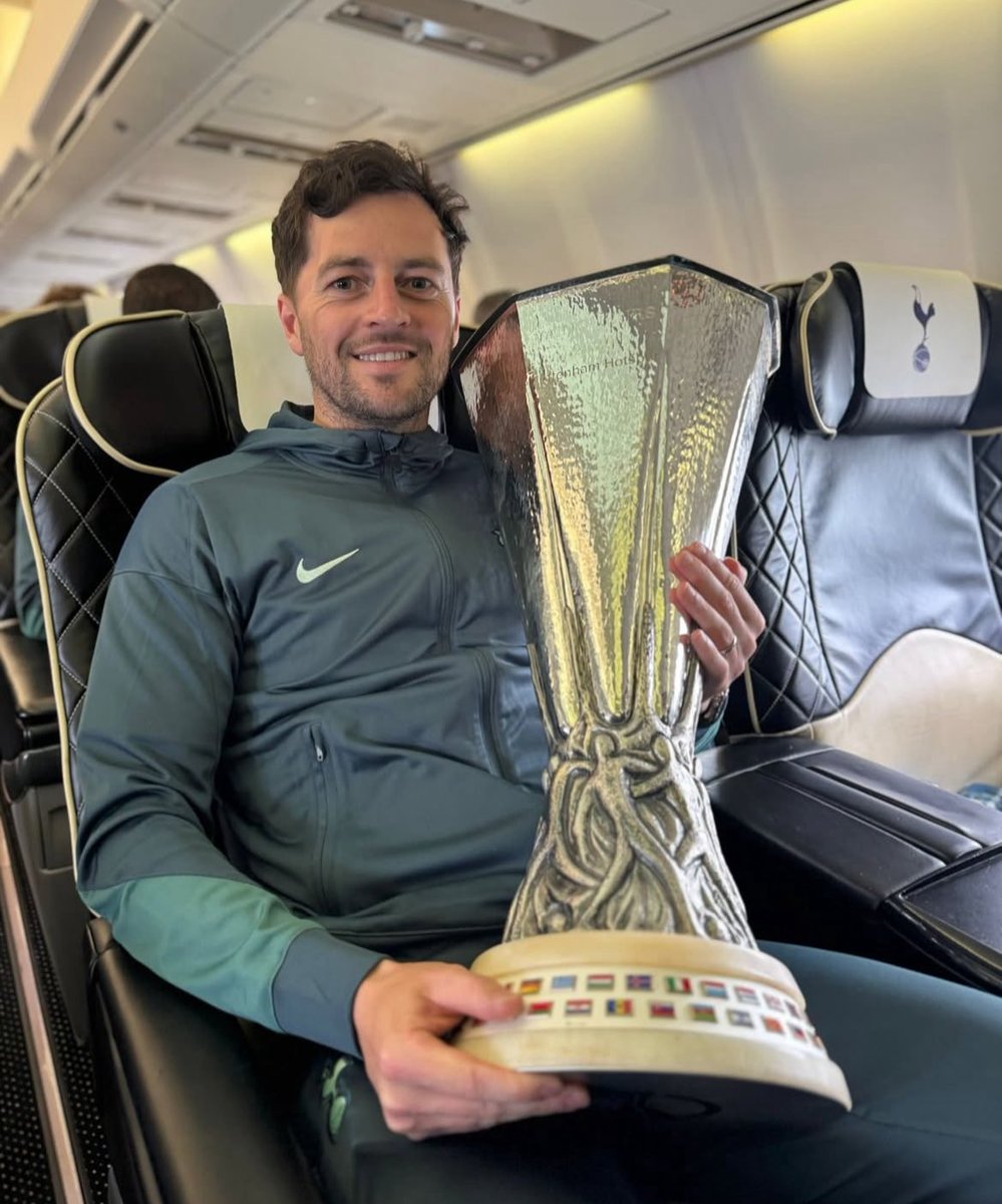 TheSpursExpress's tweet photo. 🚨| Ryan Mason is weighing up an offer to become West Brom manager 

@alex_crook https://t.co/pLnmqHyObC