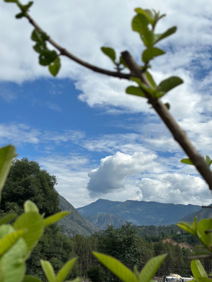 nazariyaa__'s tweet image. Back home after almost four months, and the freshness in the air after the rain feels like a warm welcome ☺️🍃⛰️