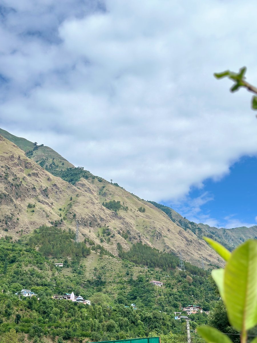 nazariyaa__'s tweet image. Back home after almost four months, and the freshness in the air after the rain feels like a warm welcome ☺️🍃⛰️