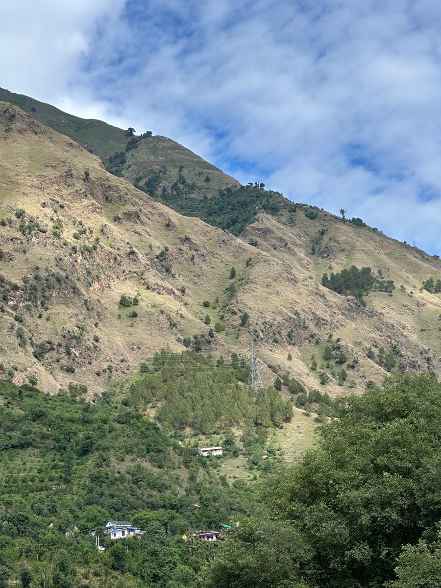 nazariyaa__'s tweet image. Back home after almost four months, and the freshness in the air after the rain feels like a warm welcome ☺️🍃⛰️