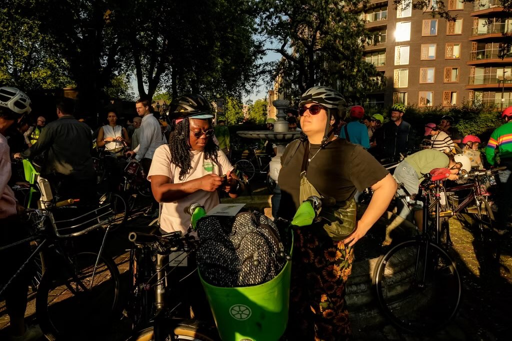 harmony of VeloNotte Botanica Sunset #bike promenade in London; and we are back with 4 more dates in June — Book now earlbirds velonotte.com with London festival of Architecture #londonhistory #garden