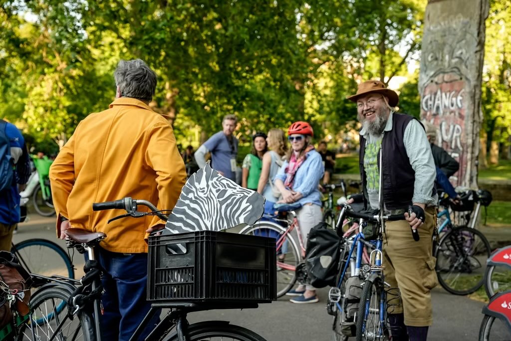 velonotte's tweet photo. harmony of VeloNotte Botanica Sunset #bike promenade in London; and we are back with 4 more dates in June — Book now earlbirds https://t.co/IiWP6D8wbI with London festival of Architecture #londonhistory #garden https://t.co/aej9O8VZfz
