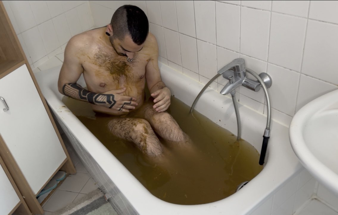 I'm bathing in my own shit today!!!  💩🐷