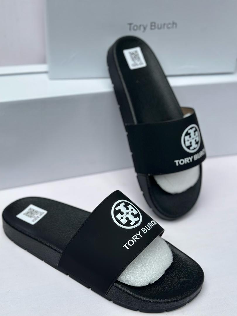 ladyJoyJ's tweet photo. Men branded slide 🛍️

🏷: 28,000

📍: Ibadan 

Size 39-44

Fully boxed ✅

Nationwide delivery 🚚🚚 https://t.co/K3nNXI5x4R