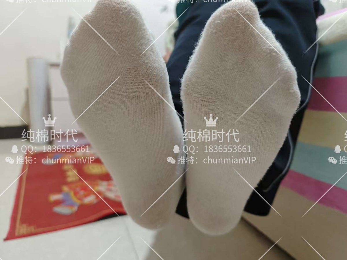 夏天了，就不要只买那些用力吸才能勉强有点点臭味的袜子
你要明白，这个时间段的袜子无论是味道浓郁，刺鼻程度，观感都是巅峰时刻
五号，作为金牌首席，代表了中流砥柱的金牌质量，而哒哒作为新人，一来就得到了极好的评价，真的没办法，我只能雨露均沾了
我经常在压力大得时候轻吸一口，比抽烟还有用