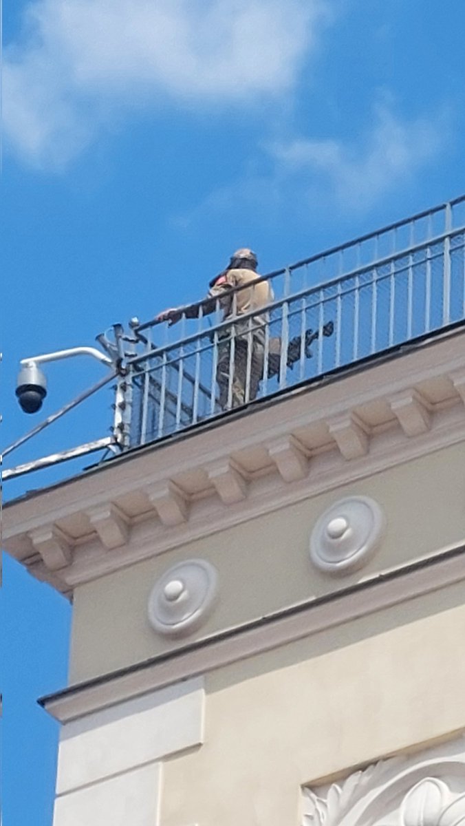 Snajper? Na przeciwko sceny na placu Zamkowym?
Tak na wszelki wypadek!?
#ByleNieTrzaskowski