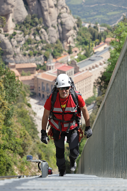 VerticalMont's tweet photo. Un orgull poder comptar amb vosaltres @Blancafort_inf, @CreuRojaMunt, @BCN_Bombers i voluntariat de @bomberscat garantint la seguretat dels participants. Ja són 7 anys fent possible la #VerticalMontserrat! Cada persona suma. MOLTES GRÀCIES! https://t.co/gfOH0KKAZi