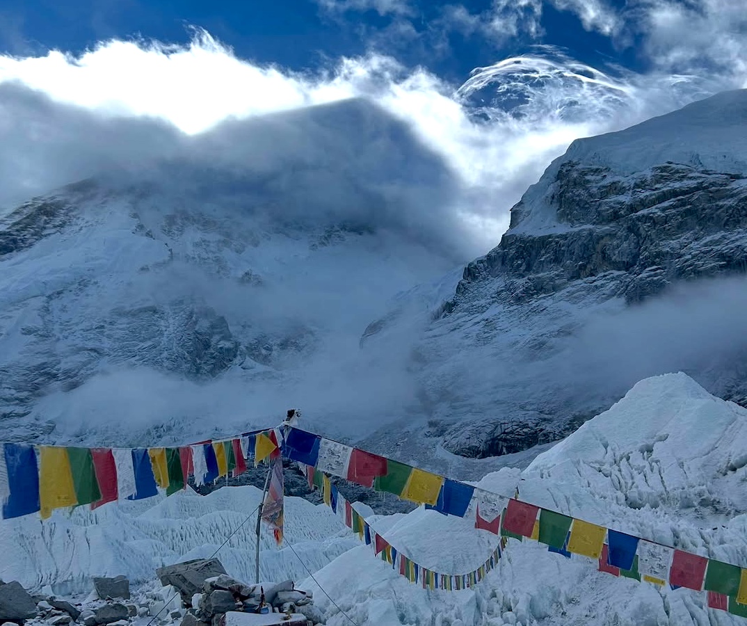 CumbresMagazine's tweet image. El #Everest habló: Andrews y Egloff vuelven a casa sin récord
Los dos destacados montañistas no lograron marcar un récord de velocidad sin O2 suplementario. La montaña, implacable, les negó el paso con vientos brutales y condiciones extremas.
cumbresmountainmagazine.com/cumbres-del-mu…