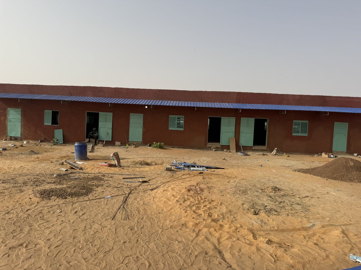 Niintche's tweet photo. En moins de 60 jours (2 mois) nous avons réalisé 6 classes en remplacement de 6 abris provisoires. Plus de 130 volontaires mobilisés et formés aux métiers de la construction ce fut l’occasion pour beaucoup de faire de la pratique.
Notre seule et unique fierté c’est de voir les enfants du Sénégal dans de meilleures conditions d’études. Nous croyons fermement que tout changement réside dans une education de qualité pour tous.
Une citoyenneté active au service des communautés.
#Deurkiss