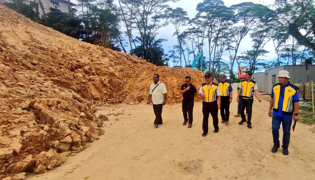 TKPKR (Sektor Infra) (@tkpkr_infra) on Twitter photo 25.05.2025 - Lawatan tapak ke Projek Pembaikan Tembok Penahan di Klinik Kesihatan Mahmoodiah, Johor Bahru. Komitmen tinggi diperlukan — kontraktor digesa atasi isu di tapak & gandakan usaha agar projek siap mengikut jadual. JKR komited demi   keselamatan dan kesejahteraan rakyat. 25.05.2025 - Lawatan tapak ke Projek Pembaikan Tembok Penahan di Klinik Kesihatan Mahmoodiah, Johor Bahru. Komitmen tinggi diperlukan — kontraktor digesa atasi isu di tapak & gandakan usaha agar projek siap mengikut jadual. JKR komited demi   keselamatan dan kesejahteraan rakyat.