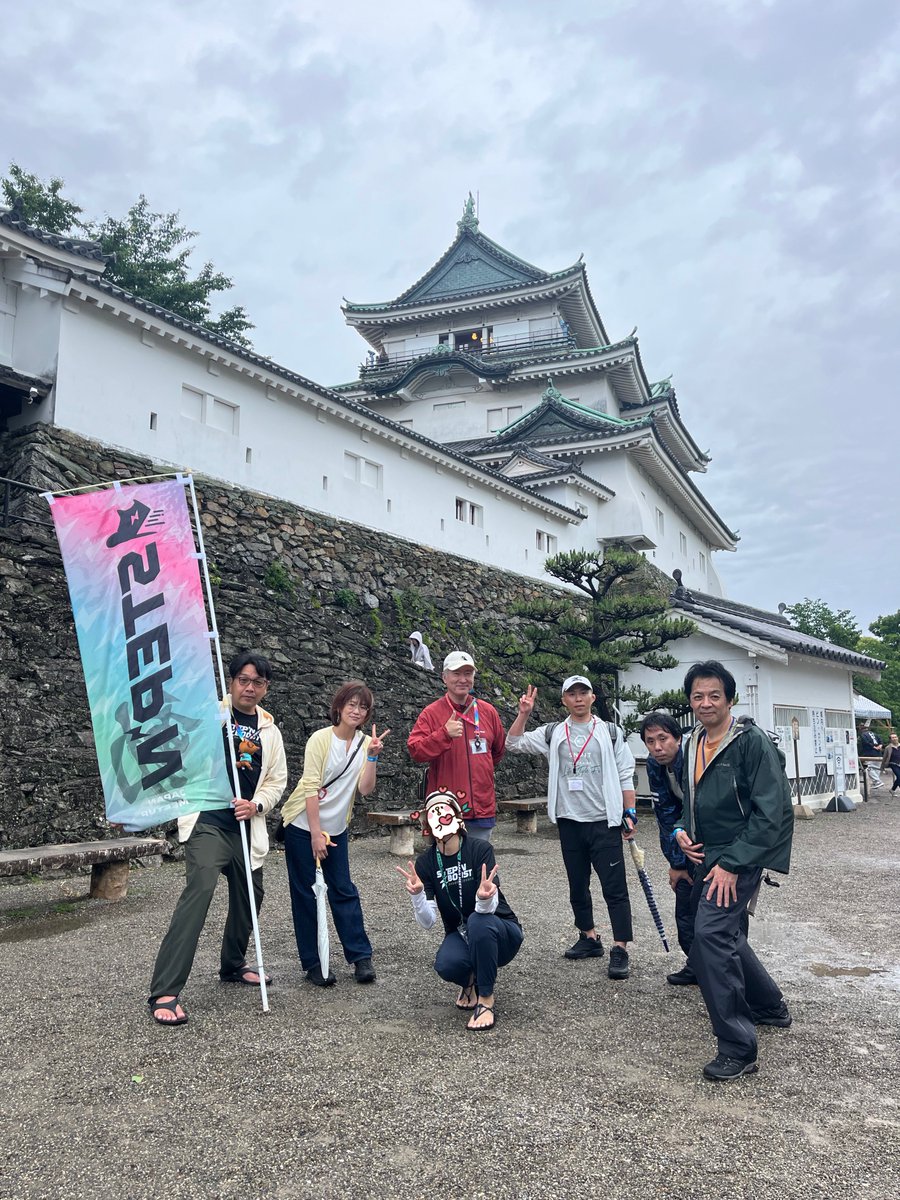 TANU_FSL's tweet photo. 【和歌山ミートアップ振り返りレポート📸】
第2週目の #STEPN全国MEETUP 和歌山会場、めっちゃ濃い時間やったで〜‼️

参加してくれたのは、和歌山勢から
@ginkiki2000 さん、@crime_preventer さん、@saienntanosii さん✨
奈良からは @ShouShou_F さんも駆けつけてくれました🙌

気づけば話題は…「次回は奈良でやりたいよね」って未来トークに‼️
まだ関西で未開催なのが奈良だけやもんなぁ👀
SNSでは発信されてへん方でも、STEPNやFSLを見てる人はおるんやなぁって実感しました。
ほんま、見えないところに仲間っておるんよなぁ。

初めて参加するのって、ちょっと勇気いるよね⁉️て話題にもなった🤔💭
たぬ会長も初めて京都ミートに参加した時はドキドキで、「変な壺売られへんかな？」って思ってたんやで🤭（売られません）
でもフタを開けたら、みんなオープンでフレンドリーで、笑いあり学びあり、ガチなブロックチェーン談義あり✨

そして今回もうひとつの素敵な思い出がこちら🍵✨
和歌山城内にある茶室、紅松庵さんにもお邪魔させてもらいました🏯
なんと…事前に“生菓子”まで用意してくださってて、心遣いにほっこり🥹✨

今回も話題は尽きへんかった‼️
・GMT Payの実体験や使える場所
・Genesisラッフルとエアドロ予想
・リーダーズボードとEnergy War
・STEPN GOのMB運用法
・GasHero 2184の可能性 etc…

正直、何時間あっても足らんかった🤣

帰り道では @ShouShou_F さんに、なんとGMT Payでハイボール奢ってもらいました🥹✨
ごちそうさまでした❣️

帰りの電車では、なぜか最後は子育て論に…笑
Web3の話から子育てまで語れる仲間って、最高やと思いません⁉️w

和歌山の皆さん、ほんまありがとう✨
奈良開催、ほんまにやりたいなぁ…

📸和歌山城をバックに記念撮影🏯
🎥歩いてるムーブ動画
📸お茶🍵を嗜むSTEPNer
🎥GMTPayで売店支払いチャレンジ動画

#STEPN #STEPNGO #STEPN全国MEETUP
#たぬ会長レポ #GMTPay使ってみた