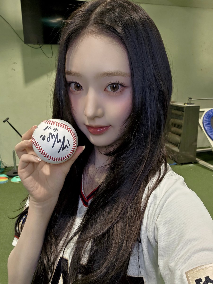 [📸] 
250525 #두산베어스

좋은 기운 가득 받아 승요 성공💞
최강 두산! 끝까지 달려가자! 파이팅✨

#KiiiKiii #키키
#LEESOL #이솔